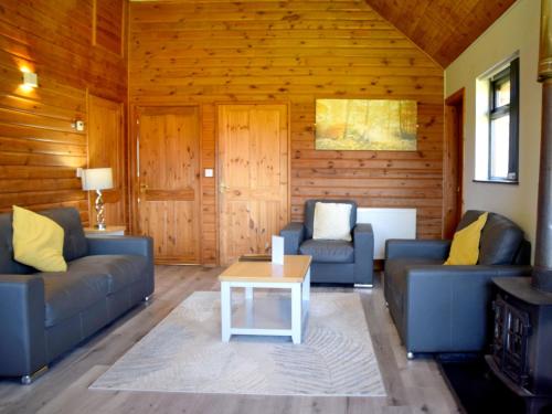 a living room with two couches and a coffee table at Chestnut 1 in Garton