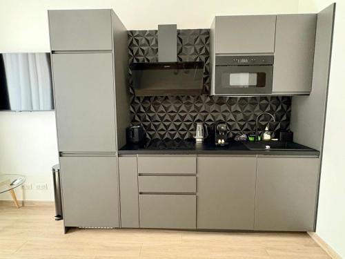 une cuisine avec un réfrigérateur et un micro-ondes dans l'établissement Central Beautifull Delille Flat, à Nice