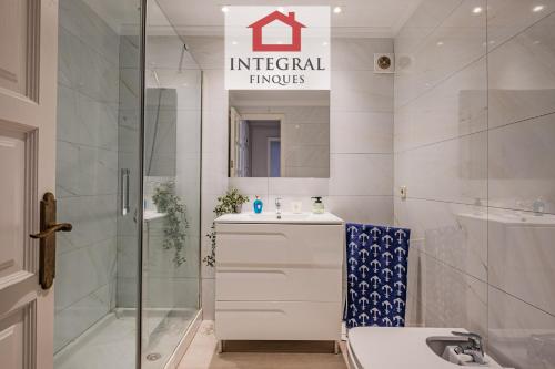 un bagno bianco con doccia e lavandino di Apartament del Zenit a Palamós