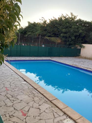 une piscine avec de l'eau bleue dans une cour dans l'établissement Beau studio, à Nîmes