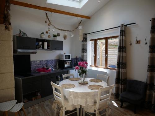 une cuisine et une salle à manger avec une table et des chaises dans l'établissement Au bout du pont, à Chaumont-sur-Loire