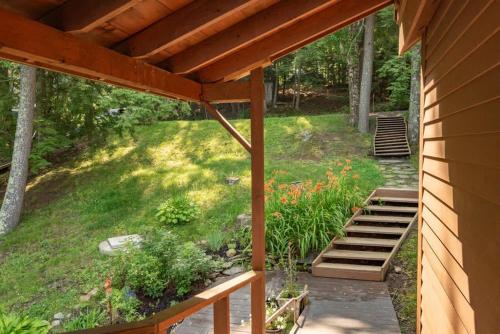 Κήπος έξω από το Red Cedar Haven Lakeside Tranquility