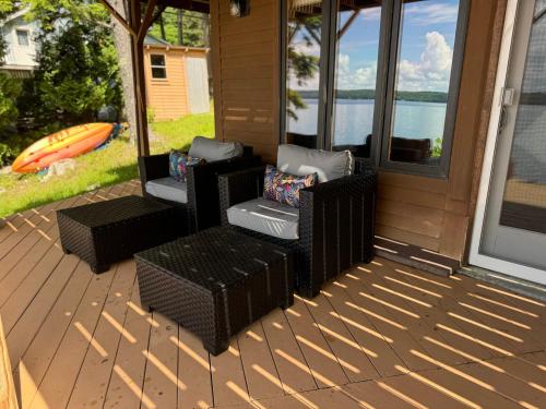 Χώρος καθιστικού στο Red Cedar Haven Lakeside Tranquility