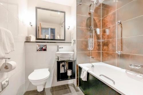 パースにあるDundee Serenity Spa Retreat near Perthの浴槽、トイレ、洗面台を備えたバスルーム