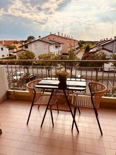 a table and chairs on a balcony with a view at Venice Home perfect for Venice airport free parking in San Liberale