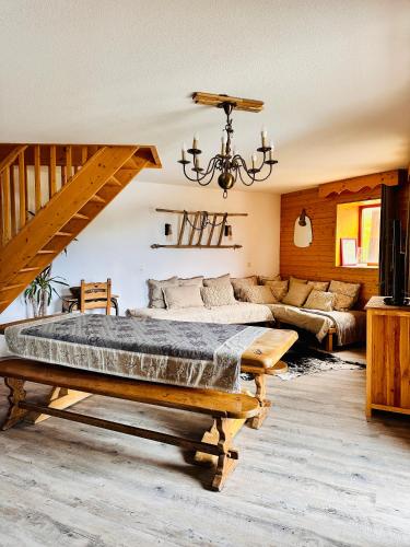 un salon avec un lit et un canapé dans l'établissement Duplex « les 7 Marmottes », Les Balcons de Recoin, à Chamrousse