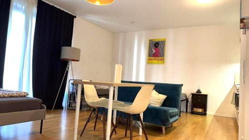 O zonă de relaxare la Charming 1-Bedroom Apartment with Natural Light and Balcony