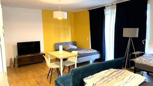 Un televizor și/sau centru de divertisment la Charming 1-Bedroom Apartment with Natural Light and Balcony