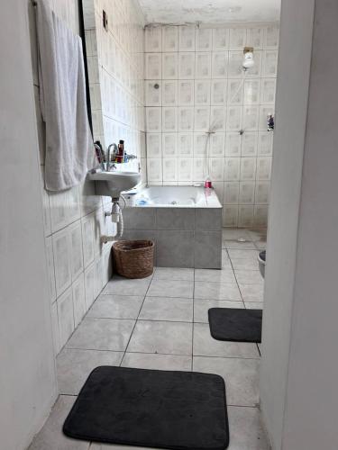 a bathroom with a tub and a sink and a bath tub at Residência Ruiz in Sao Paulo