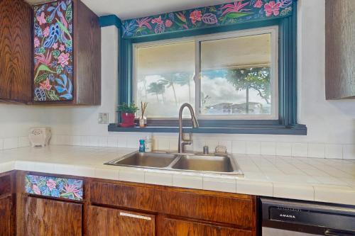een keuken met een spoelbak en een raam bij Making Makahuena Memories in 2204 in Koloa