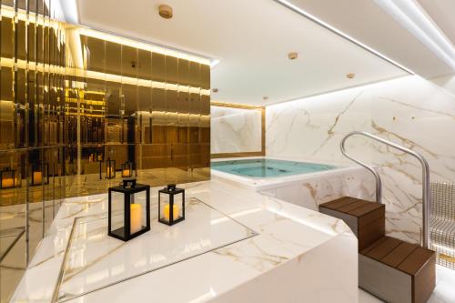 a bathroom with a jacuzzi tub at Bulwar Residence & Wellness in Kazimierz Dolny