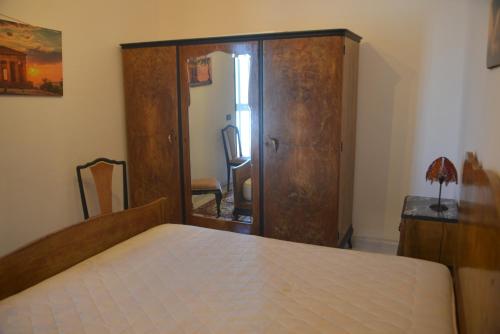 a bedroom with a bed and a dresser and a mirror at Villino Anna e Pippino in Calatafimi
