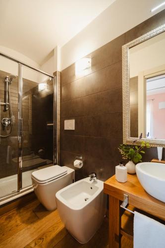 a bathroom with a toilet and a sink and a tub at Tenuta Borgo Santa Cecilia in Gubbio