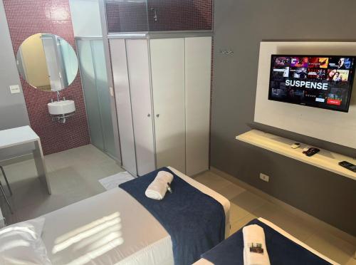 Televisyen dan/atau pusat hiburan di Hotel Suites Flex Inn