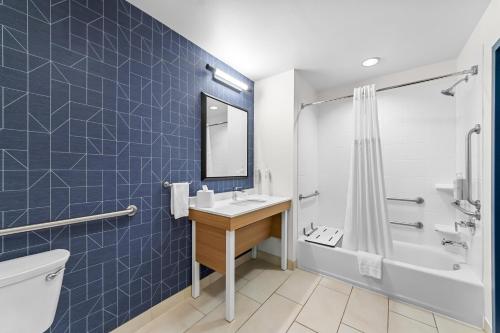 Bilik mandi di Spark by Hilton Victoria