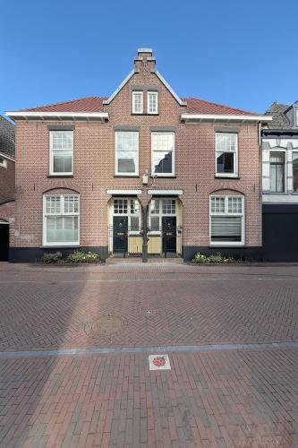 a brick building on a brick street at Stadslogement No 11-13 in Harderwijk