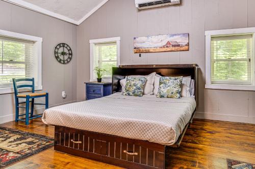 Postel nebo postele na pokoji v ubytování Hot Tub and Deck Cabin Hideaway in Brown County