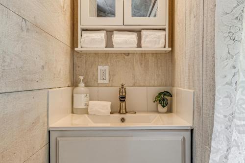 Koupelna v ubytování Hot Tub and Deck Cabin Hideaway in Brown County