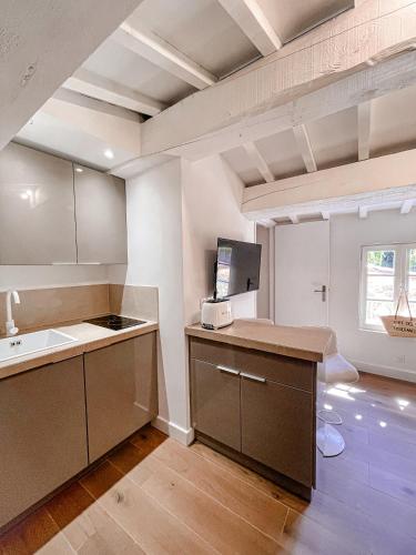 une cuisine avec un évier et un plan de travail dans l'établissement Suite des Tisserands, à Saint-Tropez