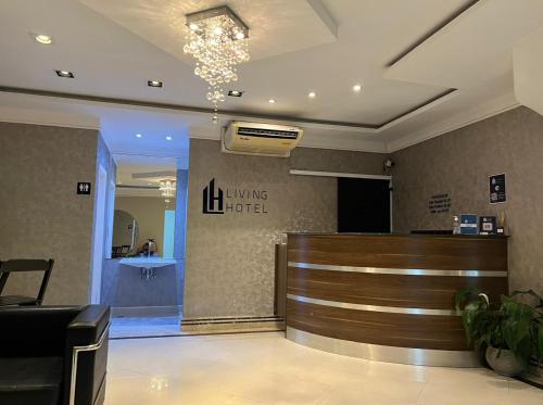 Televisyen dan/atau pusat hiburan di Hotel Suites Flex Inn