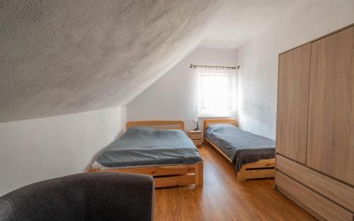 a bedroom with two twin beds and a window at Domki u Bogdana in Dąbki