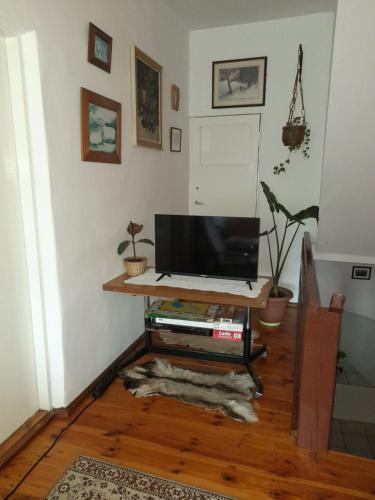 a living room with a television on a table at Lipowy Dwór in Laskówka