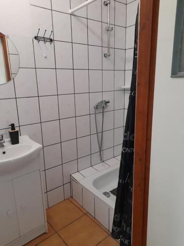 a bathroom with a bath tub and a sink at Lipowy Dwór in Laskówka