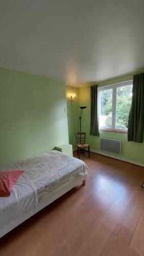 a bedroom with a bed and a large window at Chambres indépendantes dans maison à la campagne in Le Monteil-au-Vicomte