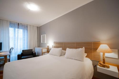 Cama ou camas em um quarto em Hotel Les Arcades
