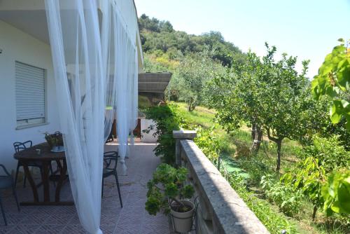 a patio with a table and white umbrellas at Villino Anna e Pippino in Calatafimi