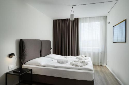 Una cama o camas en una habitación de B&B Hotel Ljubljana Park