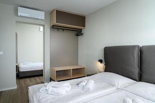 Una cama o camas en una habitación de B&B Hotel Ljubljana Park