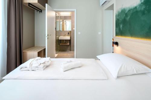 Una cama o camas en una habitación de B&B Hotel Ljubljana Park