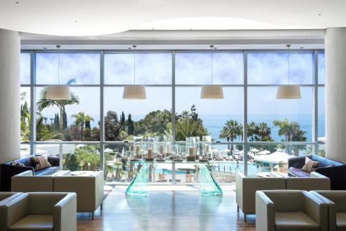 Ruang duduk di Mediterranean Beach Hotel