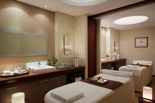 Ruang duduk di Mediterranean Beach Hotel