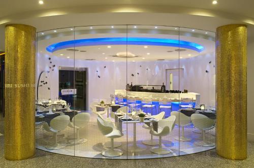 Restoran atau tempat lain untuk makan di Mediterranean Beach Hotel