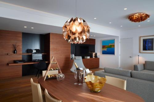 Ruang duduk di Mediterranean Beach Hotel