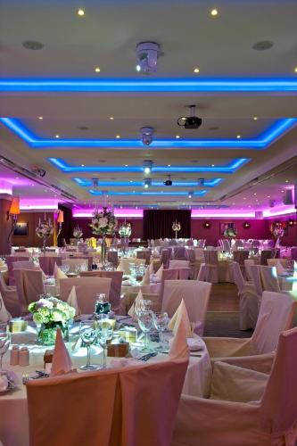 Restoran atau tempat lain untuk makan di Mediterranean Beach Hotel