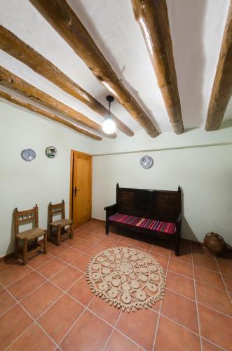 a living room with a couch and two chairs at Casa Rural El Solanar in Castelserás