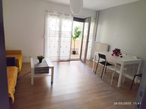 Χώρος καθιστικού στο Chambre tout confort dans logement proche de la gare