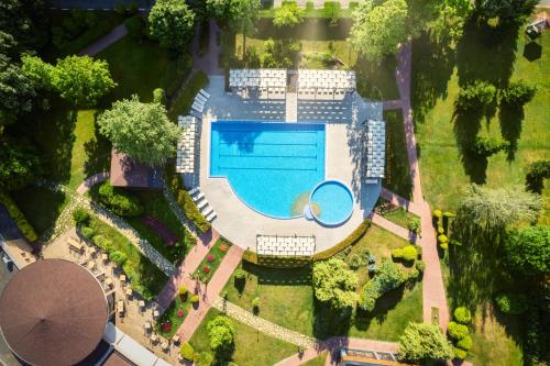 an overhead view of a swimming pool in a park at Hotel Sevtopolis Medical & SPA in Pavel Banya