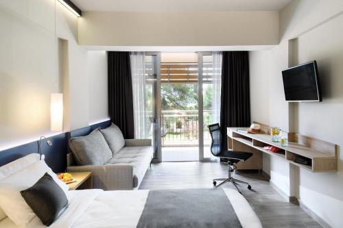 Televízia a/alebo spoločenská miestnosť v ubytovaní Blue Dolphin Hotel
