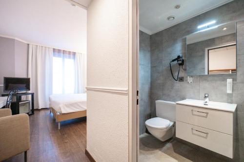 Koupelna v ubytování Hotel Les Arcades