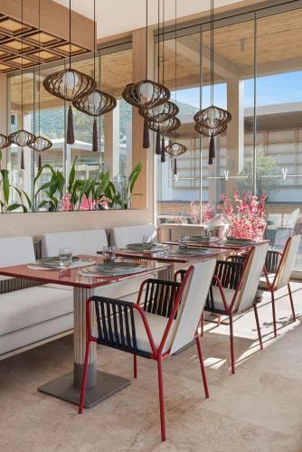 a dining room with a table and chairs at Voyage Torba Hotel in Torba