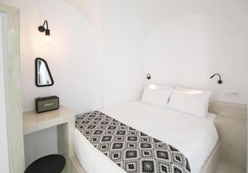 Katil atau katil-katil dalam bilik di Luxury Santorini Villa Villa Cozy 1 Bedroom Indoor Plunge Pool & Caldera View Oia