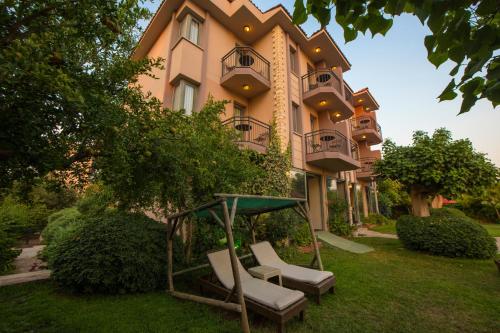 un parco giochi di fronte a un grande edificio di Golden Moon Hotel a Fethiye