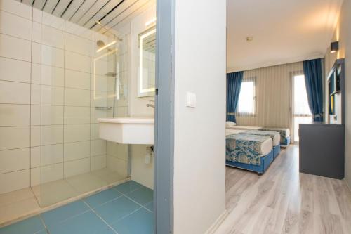un bagno con lavandino e una camera da letto di Golden Moon Hotel a Fethiye