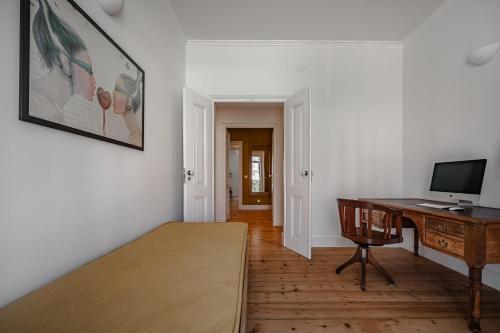 a room with a desk and a computer in it at Casas de São Bento in Lisbon
