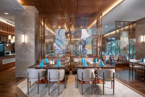 a restaurant with a bunch of tables and chairs at Leodikya Kirman Premium - Ultra All Inclusive in Okurcalar