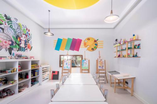 a classroom with a long table and chairs at Leodikya Kirman Premium - Ultra All Inclusive in Okurcalar